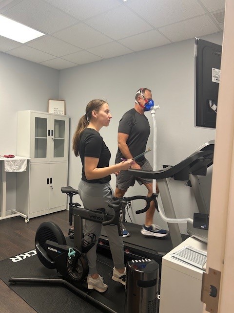 RUnner doing a metabolic assement on a runnign machine